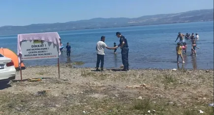 İznik Gölü'nün en tehlikeli bölgesinde kuralları çiğneyip yüzdüler
