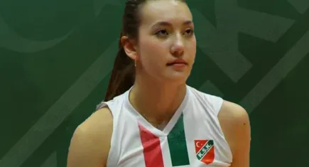 Karşıyaka’da Nehir Cinel, profesyonel oldu