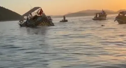Kuşadası'nda tur teknesi battı