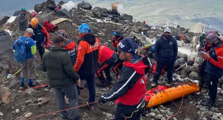 Ağrı Dağı'nda hayatını kaybeden İranlı dağcının cenazesi dağdan indirildi