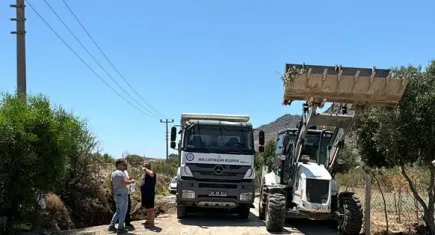 Bodrum'da içme suyu isale hattının patlamasıyla oluşan çukura otomobil düştü