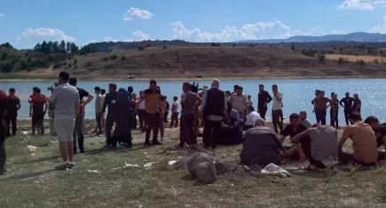 Serinlemek için baraja giren 3 kişi boğularak can verdi