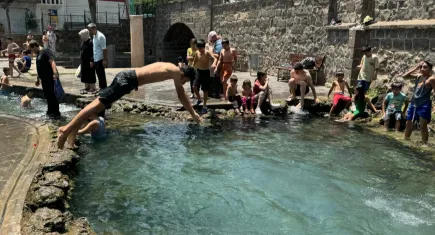 Diyarbakır'da sıcaktan bunalan vatandaş soluğu serin sularda alıyor