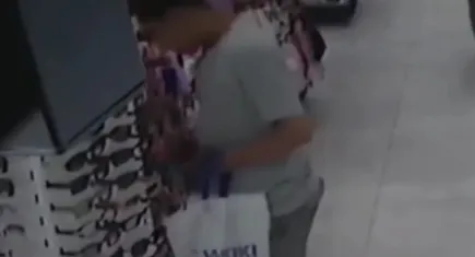 Müşteri kılığında girdiği mağazadan çok sayıda gözlük çaldı