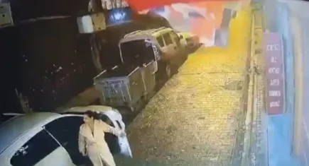 Otelde duş alırken arabasını çaldırdı