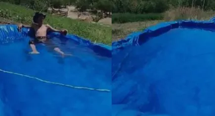 Sıcaktan bunalınca toprağı kazıp brandadan havuz yaptılar
