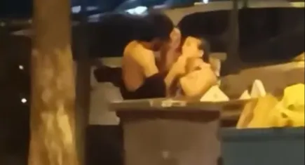 Sokak ortasında aldatma kavgası: Vatandaş film izler gibi izledi