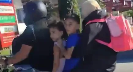 Trafikte ölüme davetiye... Motosiklete 4 kişi bindi