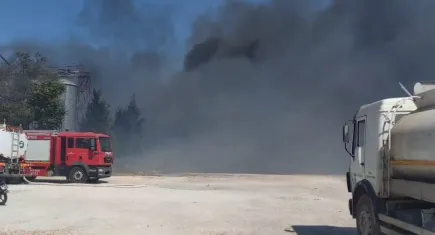 Bursa'da şiddetli rüzgarın etkisiyle geri dönüşüm deposu alev alev