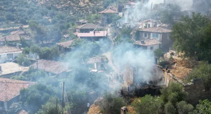 Bozdoğan'da 11'i metruk 13 ev yanarak küle döndü