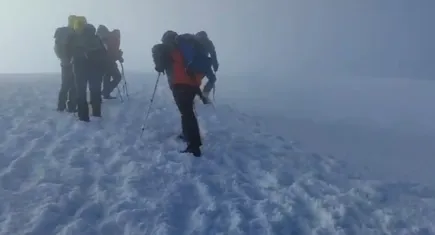 Kar ve fırtınaya meydan okuyan dağcılar Ağrı Dağı'nın zirvesine ulaştı