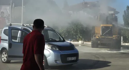 Akaryakıt  istasyonundaki kepçe yandı