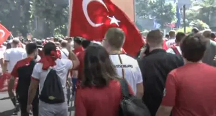 Binlerce Türk taraftar milliler için Dortmund sokaklarında