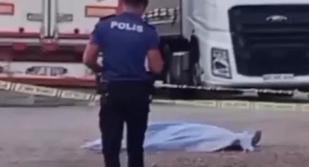 Bir kadın cinayeti daha: Eski eşini boğazından bıçaklayıp, ölene kadar başında bekledi