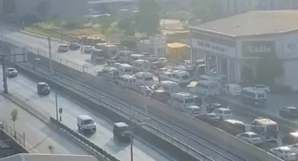 Düğün konvoyu trafiği kilitledi: Metrelerce araç kuyruğu oluştu