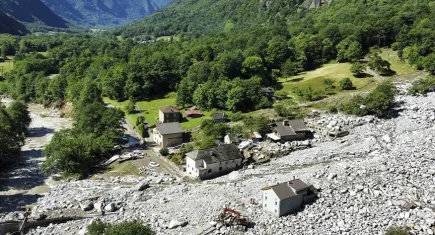 İsviçre sel ve toprak kaymasının etkisinde: Evler toprak altında kaldı