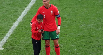 Küçük taraftar, Cristiano Ronaldo ile fotoğraf çekilmek için sahaya girdi