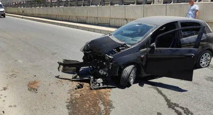 Kuşadası'nda bariyerlere çarparak duran otomobilin sürücüsü kaçtı