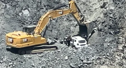 Maden sahasında yürekler ağza geldi: Araç şarampole uçtu