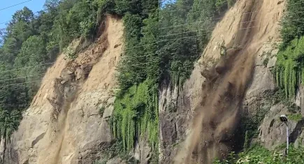 Rize'de toprak kayması anı kamerada