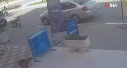 Yolun karşısına geçmeye çalışırken canından oluyordu