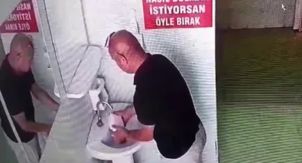 Amasya'da cami tuvaletinden sabunluk çalan şahıs son model aracına binerek uzaklaştı