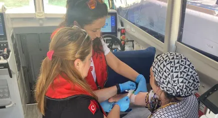 Muğla'da teknede yaralanan vatandaşlara tıbbi tahliye