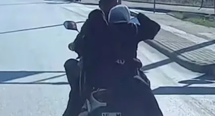 Bursa'da tehlikeli yolculuk: Motosiklete bütün aile bindi
