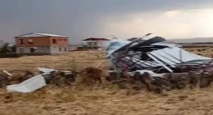 Diyarbakır’da etkili olan fırtına kenti birbirine kattı