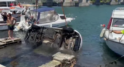 Haliç sahiline park edilen otomobil kayarak denize düştü