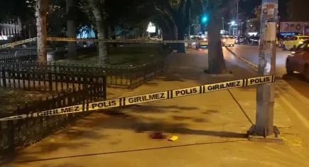 Kadıköy'de sokak ortasında bıçaklı saldırı: 1 kişi yaralandı