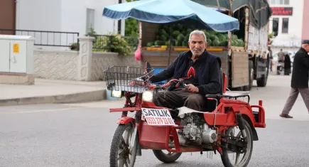 Yıllar önce aldığı antika motosikletleri Sivas'ta sergiliyor