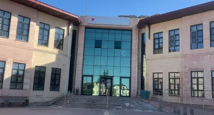5 yaşındaki çocuğu dudağından öpmeye zorladı!