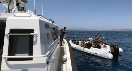 Muğla'da lastik bot arızalandı: Düzensiz göçmenler mahsur kaldı