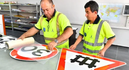 İzmir Büyükşehir, yılda 15 bin trafik levhası monte ediyor