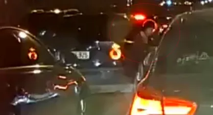 Trafikte dehşet anları: Korsan taksici kadını araçtan attı