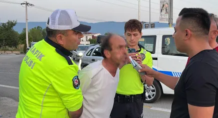 Yol kenarında tuvaletini yaparken yakalandı: Ehliyetine el konuldu