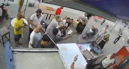 Adana'da iş yerine taşlar ve sopalarla saldırdılar