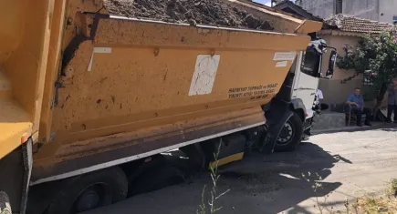 Asfalt yol çöktü, kamyon çukura saplandı