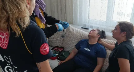 Antalya'da bir kadını kargocu olduğunu söyleyip darp etti