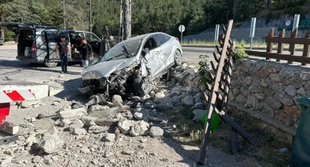 Afyonkarahisar’da kaza: Otomobil dinlenme tesisinin duvarına çarptı