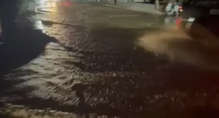 Bodrum'da ana su isale hattının patlamasıyla yol çöktü