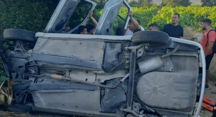 Denizli’de kaza: Kontrolden çıkan otomobil şarampole devrildi