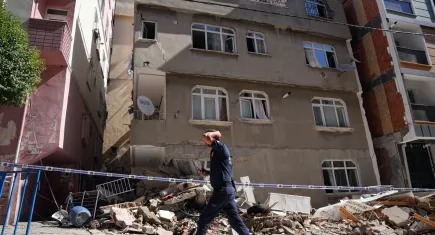 İstanbul’da 3 katı kaçak olan 7 katlı bina kısmen çöktü  