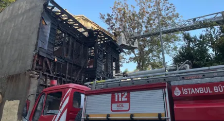İstanbul'da metruk bina küle döndü