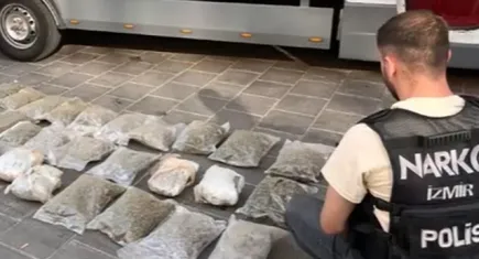 İzmir'de oto kurtarıcıdan 19 kilogramın üzerinde uyuşturucu ele geçirildi