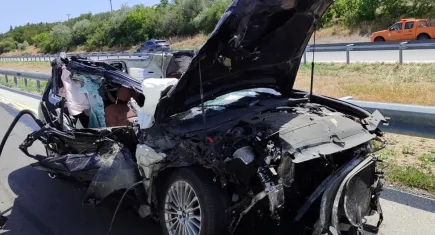 Kırklareli'nde tıra çarpan otomobil hurdaya döndü
