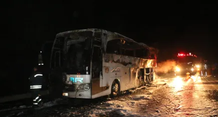 Adana'da yolcu otobüsü alev alev yandı