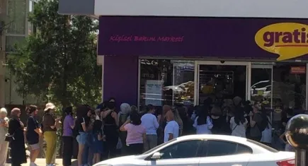 Ankara'da kişisel bakım mağazasında saç saça baş başa kavga!