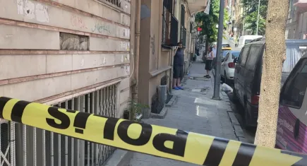 Karısına saldırdığını görünce cinnet geçirdi: Eve gelen arkadaşını öldürdü